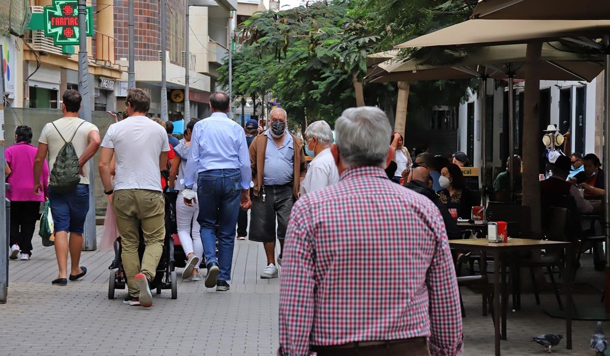 Personas transitando por la Calle Real de Arrecife