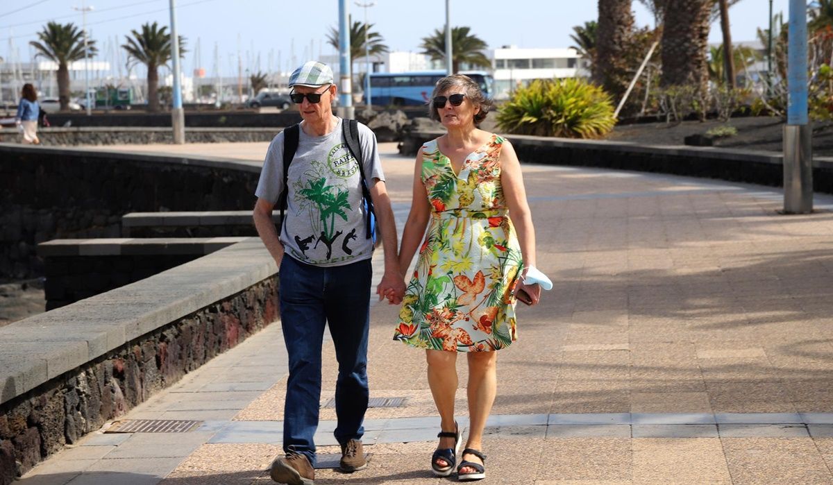 Una pareja de turistas paseando por el Charco de San Ginés