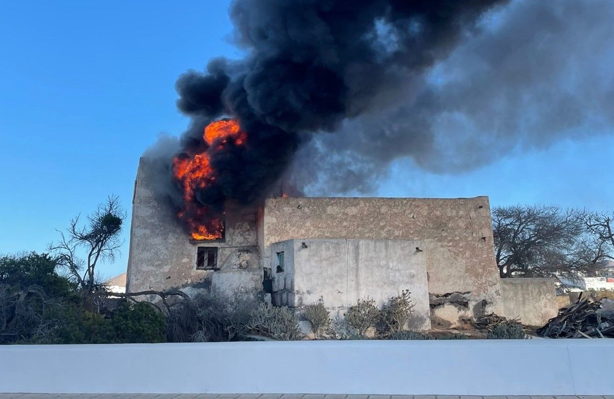 Incendio casa abandonada en Tinajo