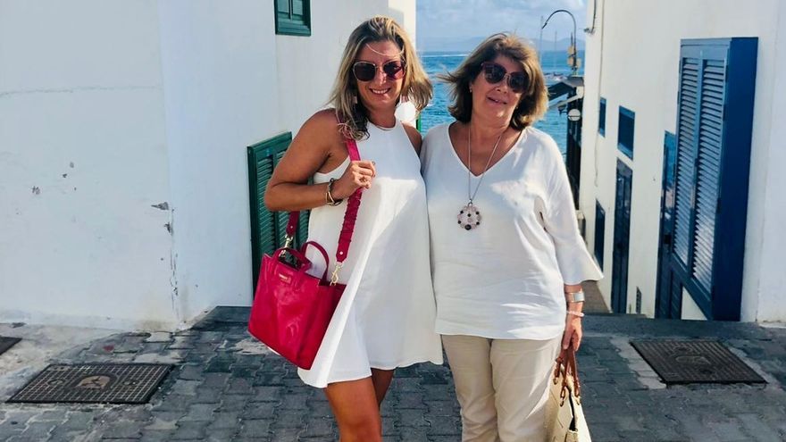 Elena Svyeshikova (izquierda) junto a su madre, Oksana Sveshnikova, en Playa Blanca, en el municipio de Yaiza. LP/DLP