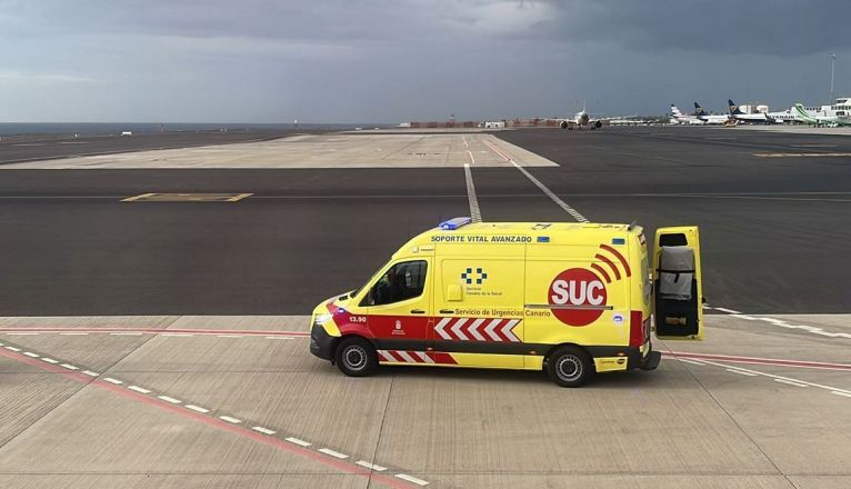 Ambulancia medicalizada en el aeropuerto. Imagen: La Voz Ambulancia medicalizada en el aeropuerto. Imagen: La Voz