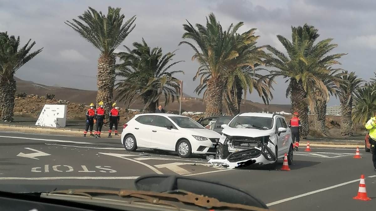 Colisión de dos coches en Costa Teguise