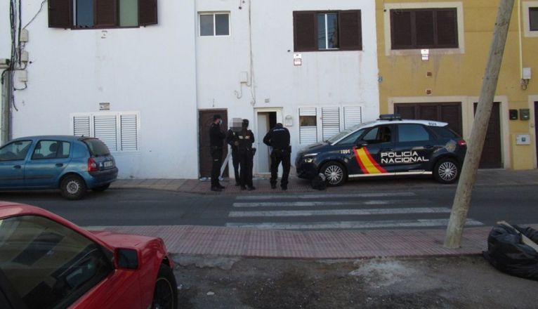 La Policía Nacional investigando la vivienda