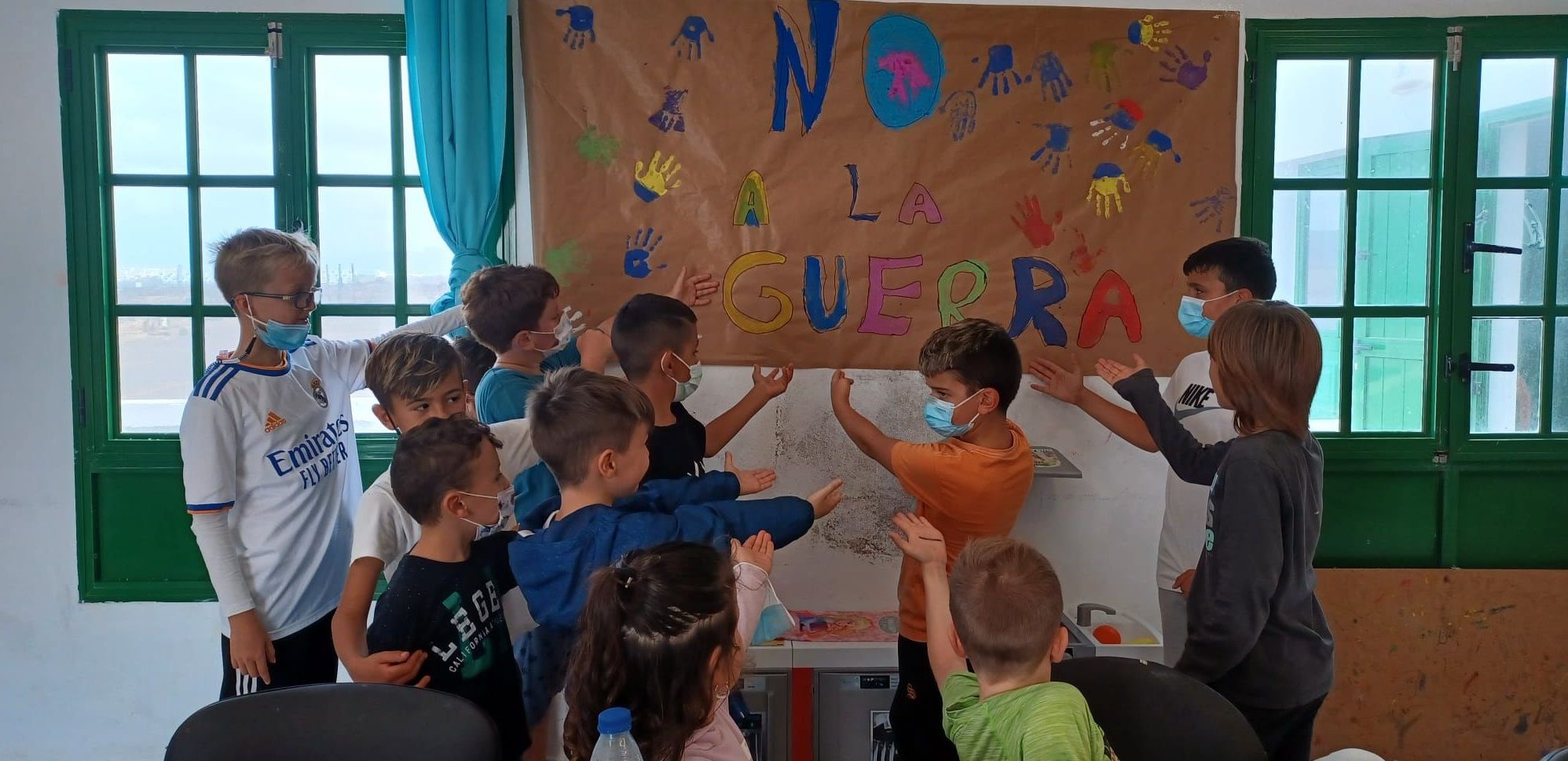 Niños de Tinajo con su cartel contra la guerra
