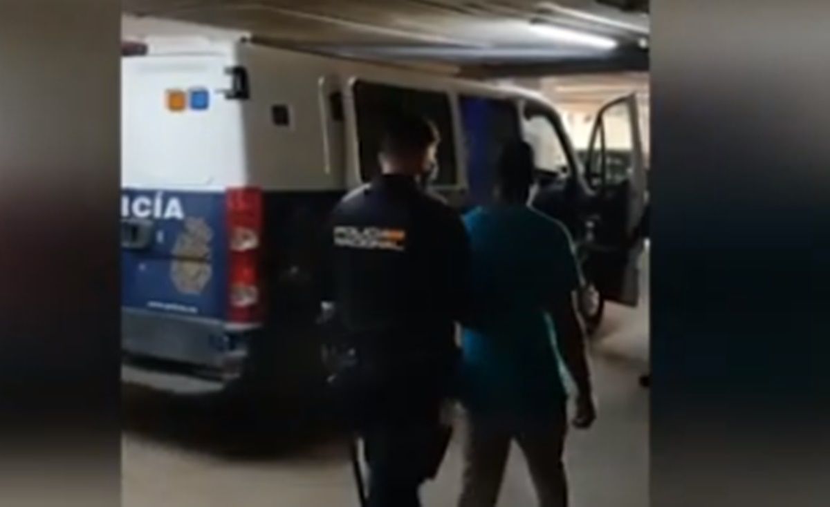 Los detenidos entrando al furgón policial