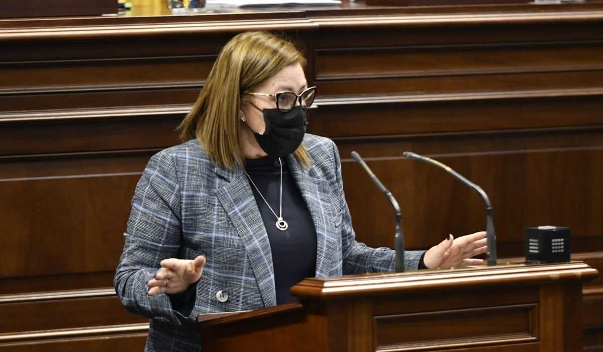 Astrid Pérez en una sesión del Parlamento de Canarias