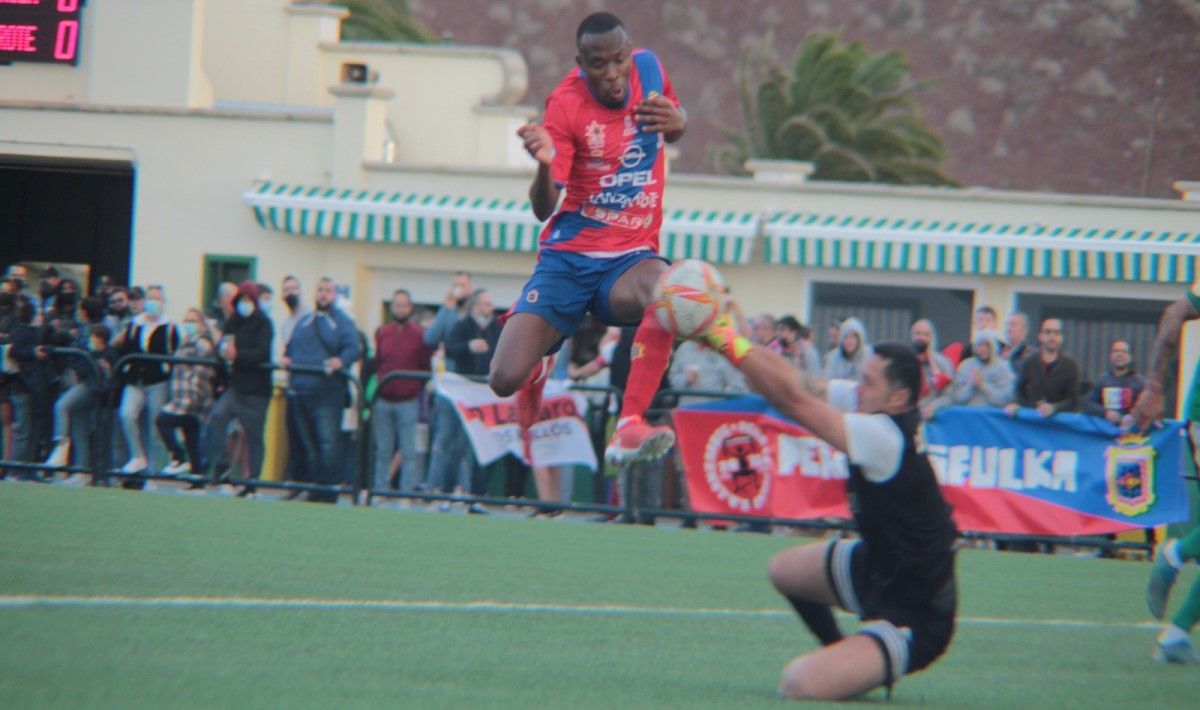 La UD Lanzarote se lleva la victoria en el derbi  conejero de Tercera RFEF (0-2)