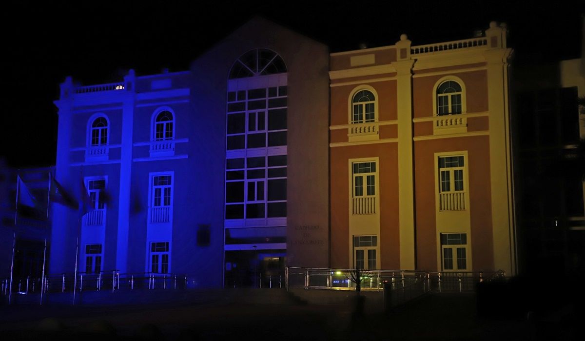 El Cabildo de Lanzarote iluminado con los colores de la bandera de Ucrania