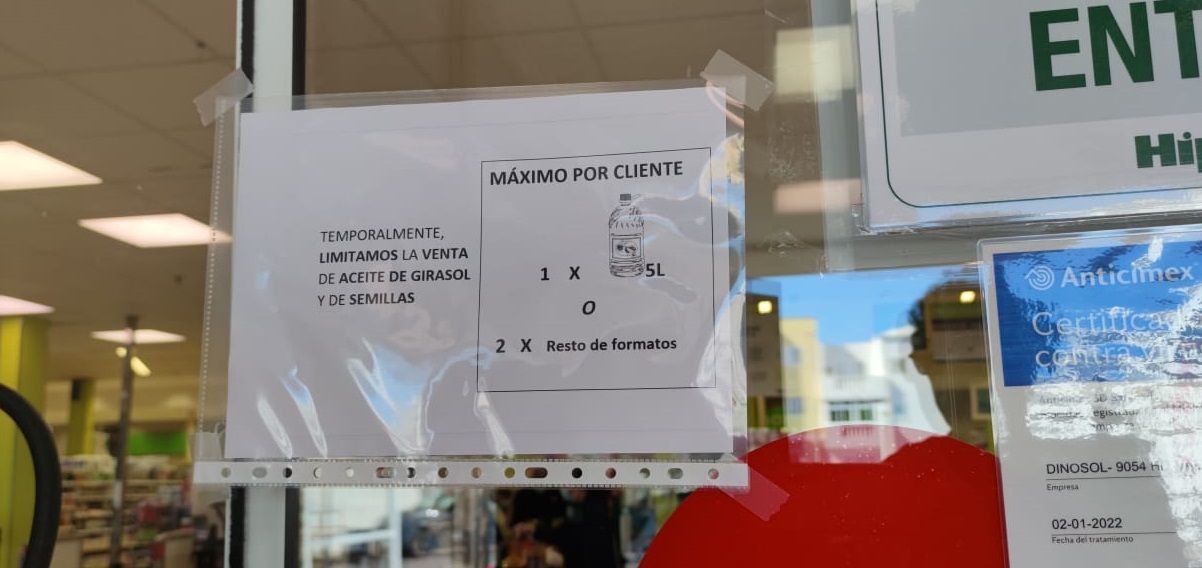 Un cartel anuncia en un Hiperdino la cantidad de aceite que puede llevarse cada cliente.