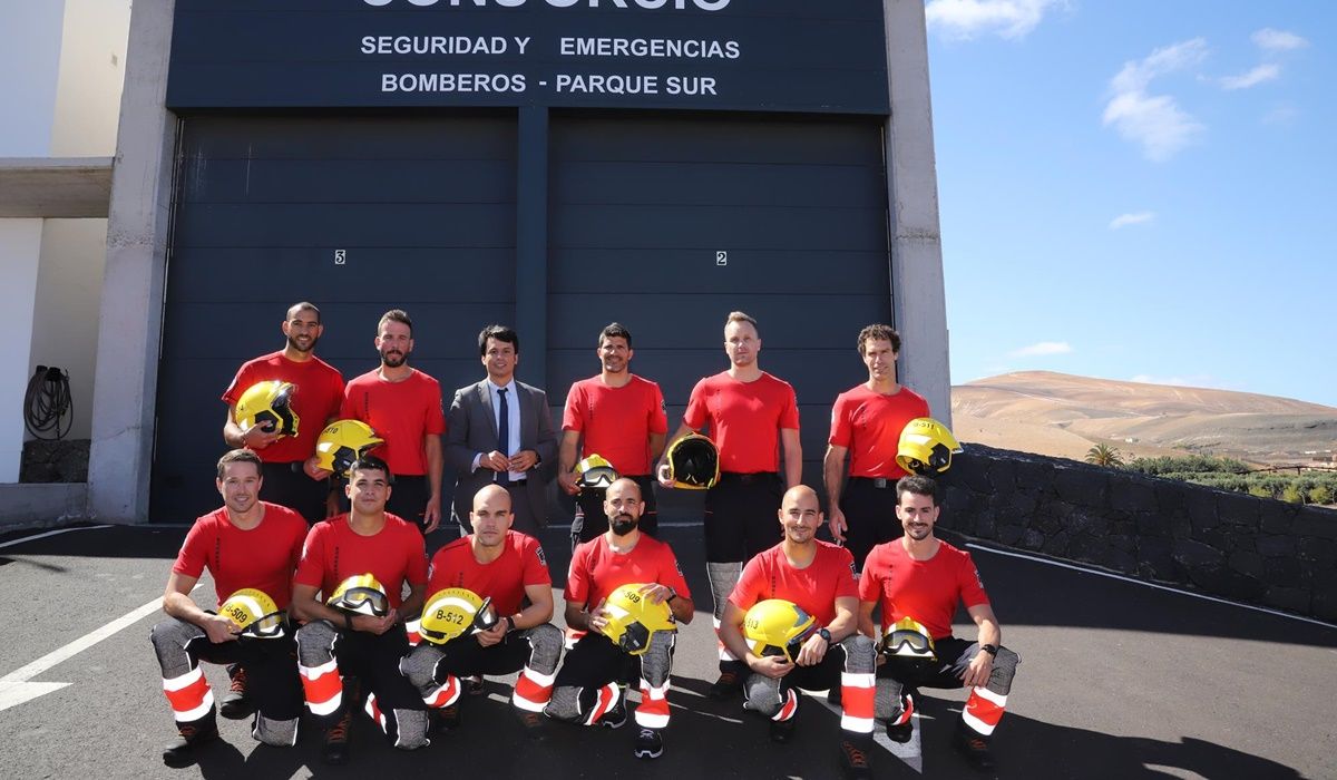 Los nuevos bomberos junto al consejero de Seguridad y Emergencias, Marcos Bergaz