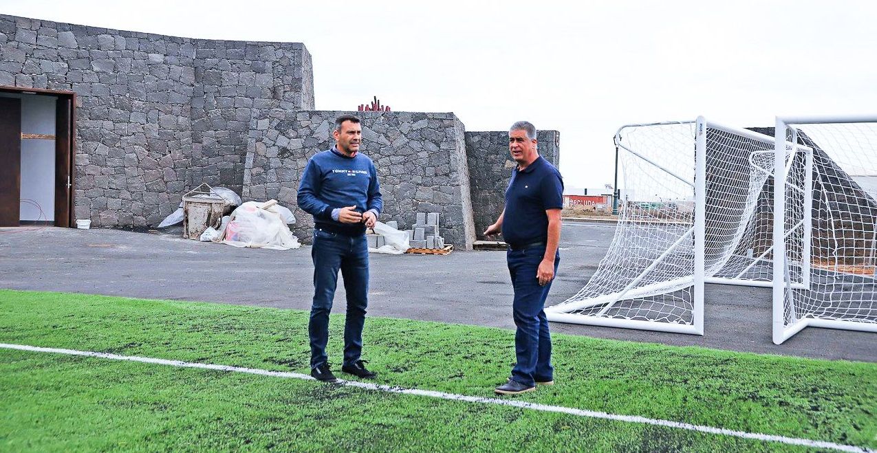 El alcalde y el concejal del área, en el campo de fútbol de Costa Teguise