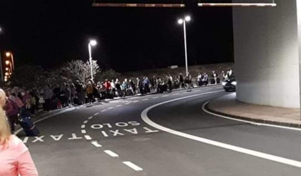 Colas de espera de taxis el pasado sábado en el aeropuerto de Lanzarote