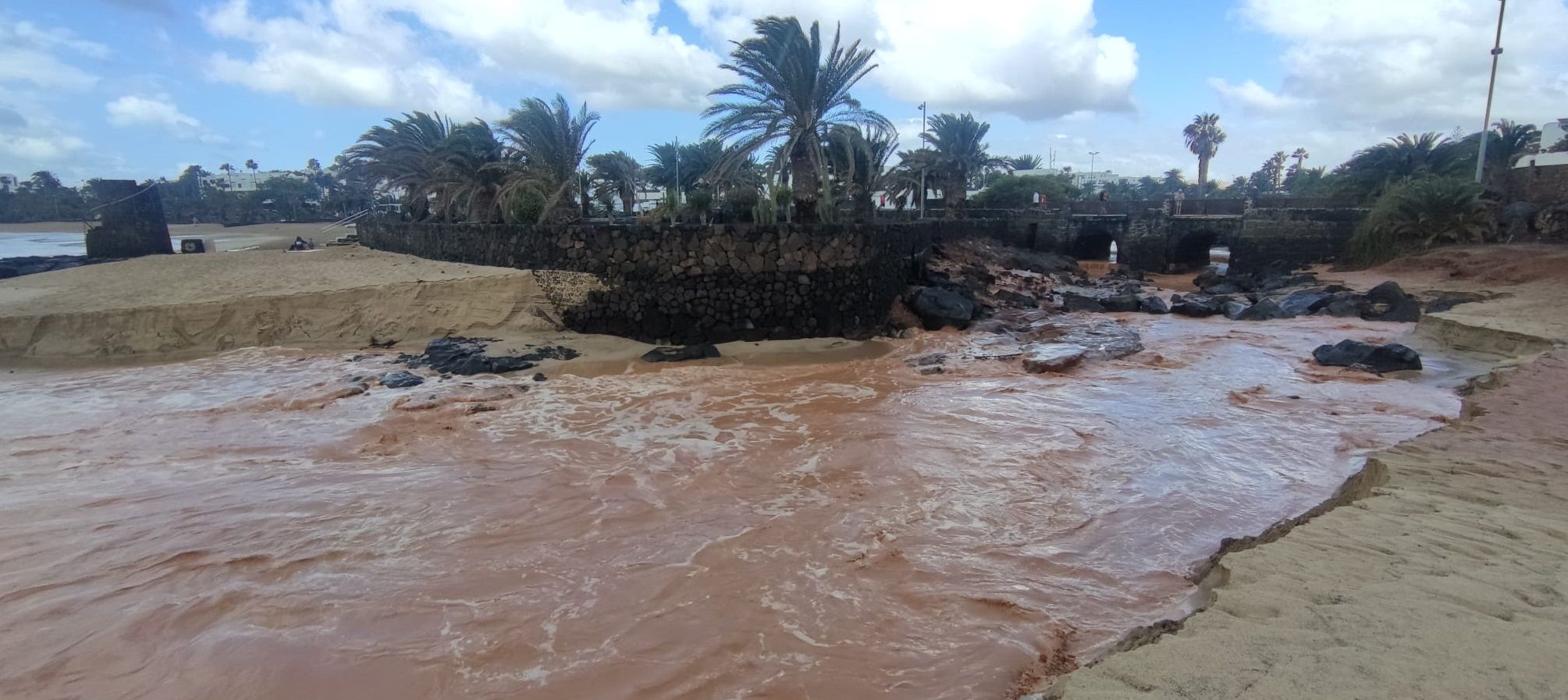 La playa de Las Cucharas, castigada por el temporal