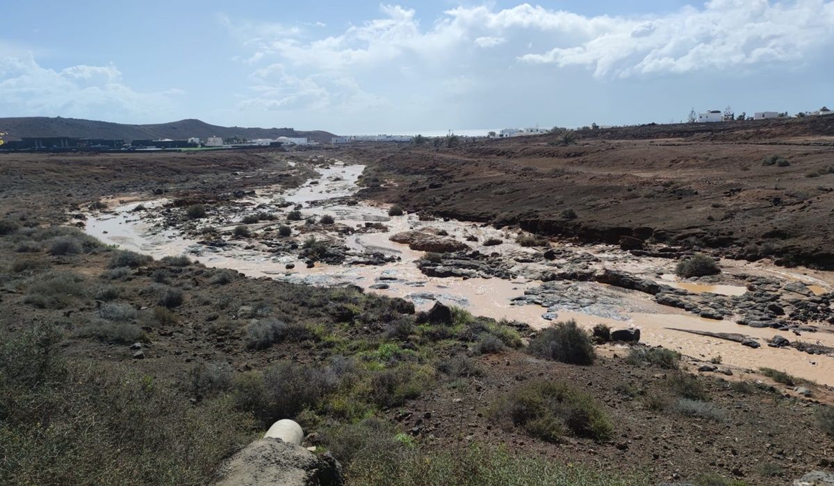 La lluvia crea pequeños ríos en Lanzarote