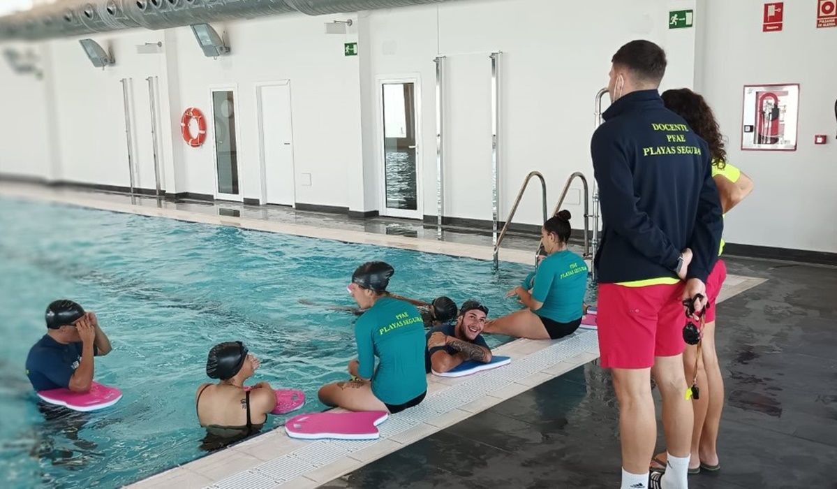 Trabajadores del Plan de Formación en Alternancia con el Empleo en la piscina de Tías
