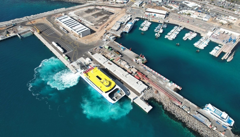 Vista aérea del puerto de Playa Blanca.