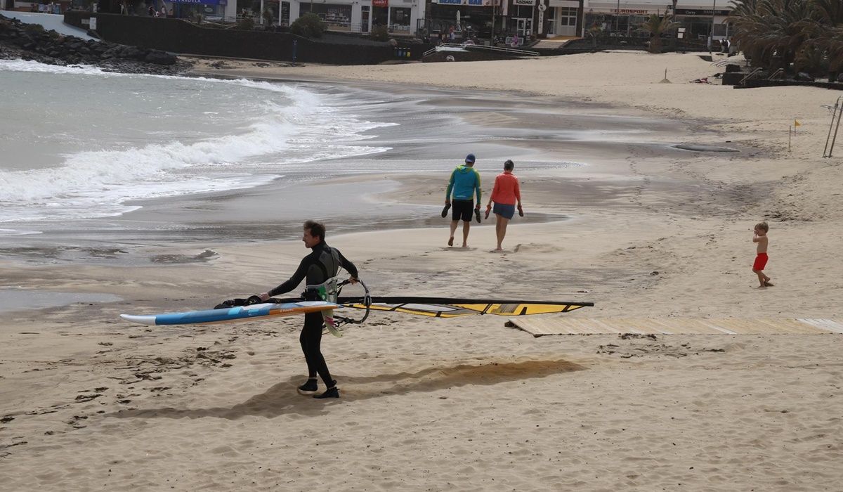 La playa de Las Cucharas recupera la normalidad