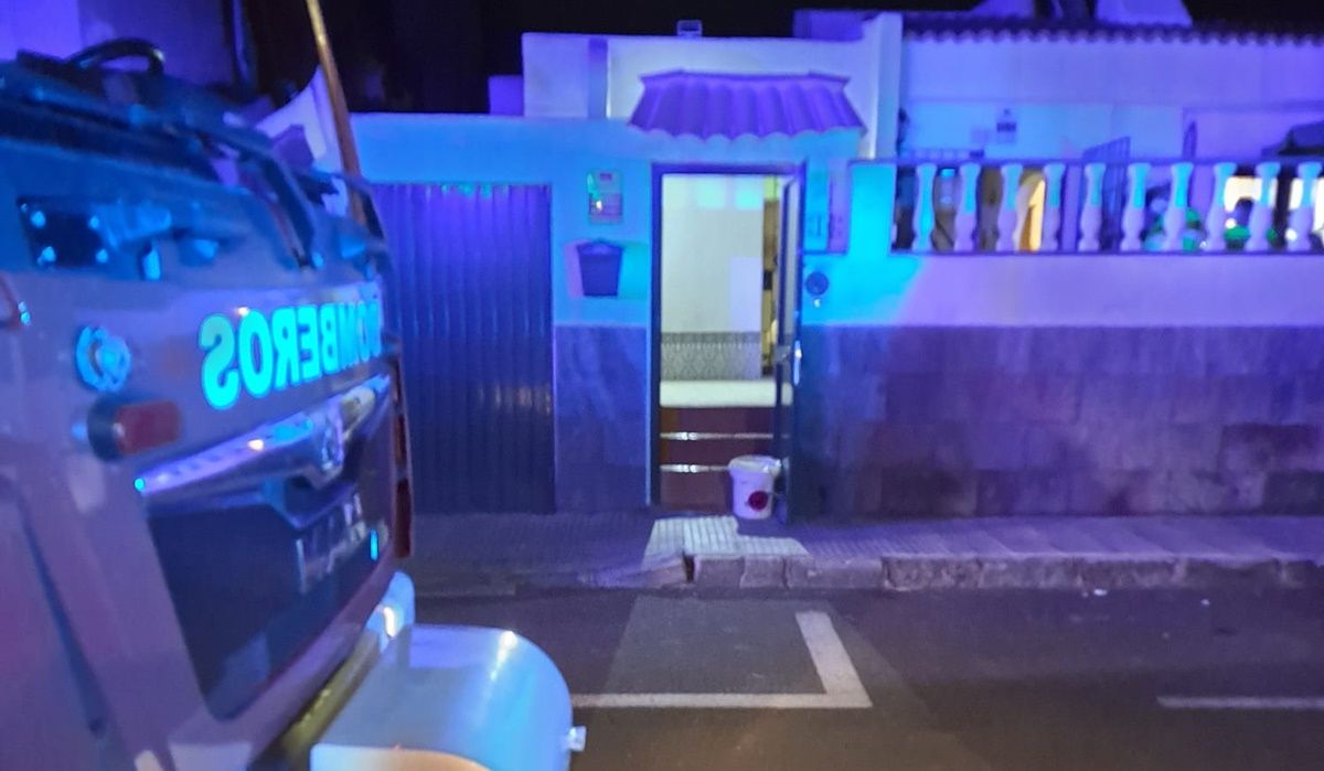 Los bomberos apagan un incendio en una vivienda en Playa Honda