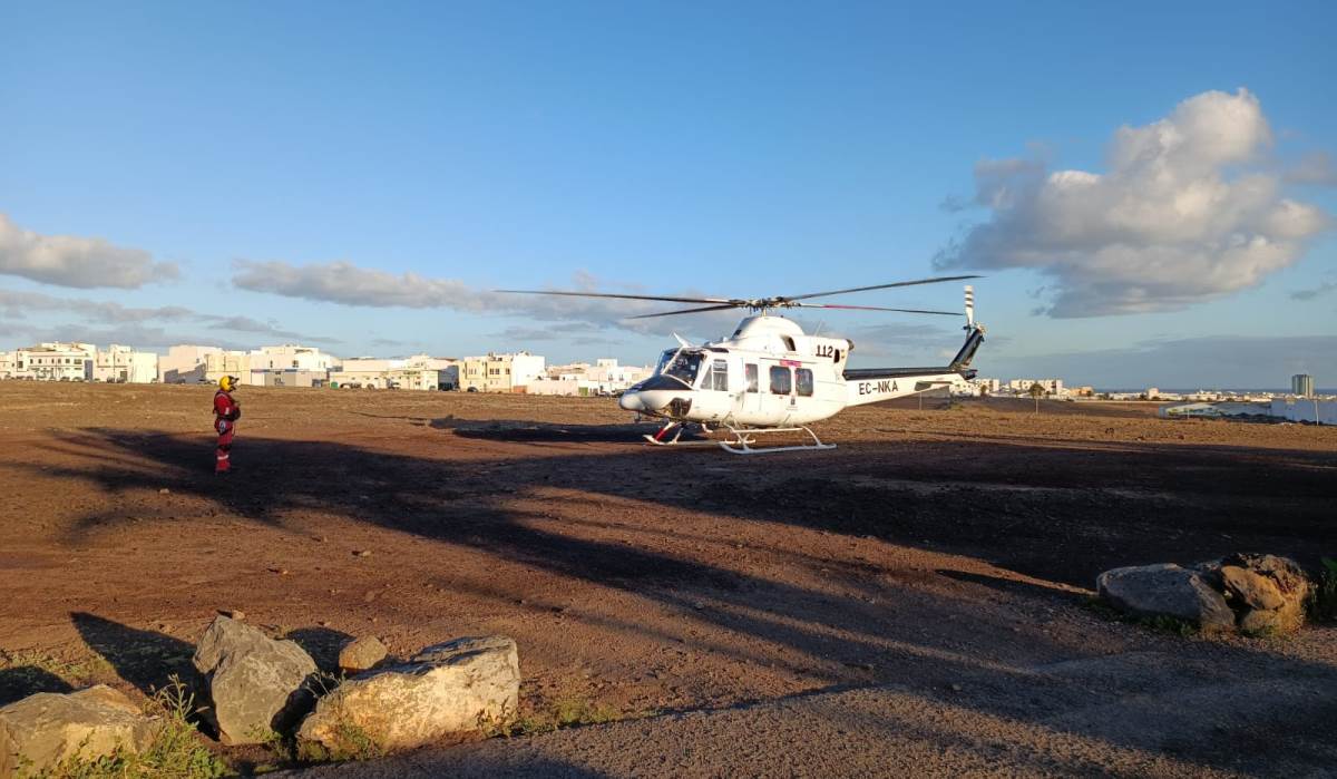 El helicóptero del GES rescata a un hombre que cayó al agua por un golpe de mar en Playa Blanca