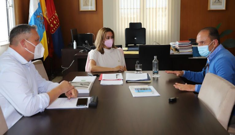 La presidenta del Cabildo y el consejero de Obras Públicas, durante la reunión con Jesús Machín La presidenta del Cabildo y el consejero de Obras Públicas, durante la reunión con Jesús Machín