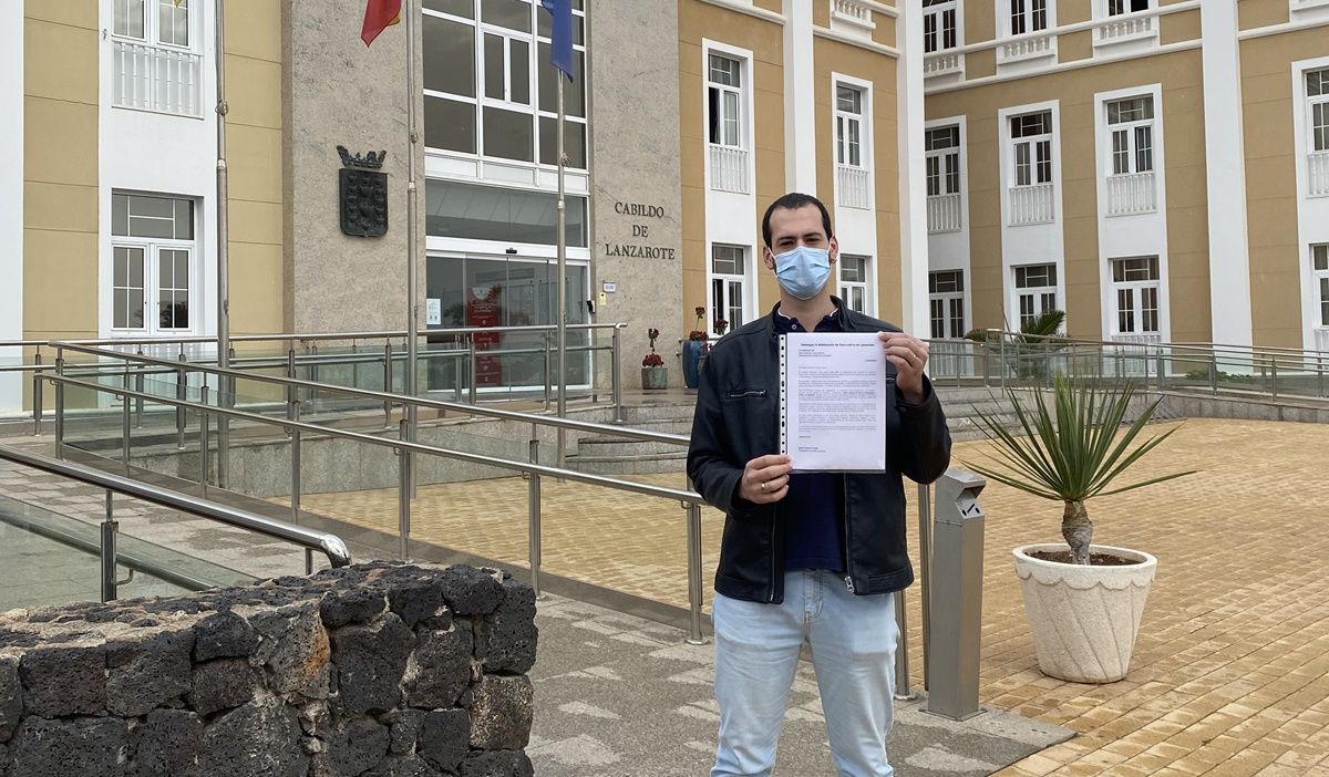 El presidente de Más Canarias, Javier Navarro, frente al Cabildo con el escrito presentado