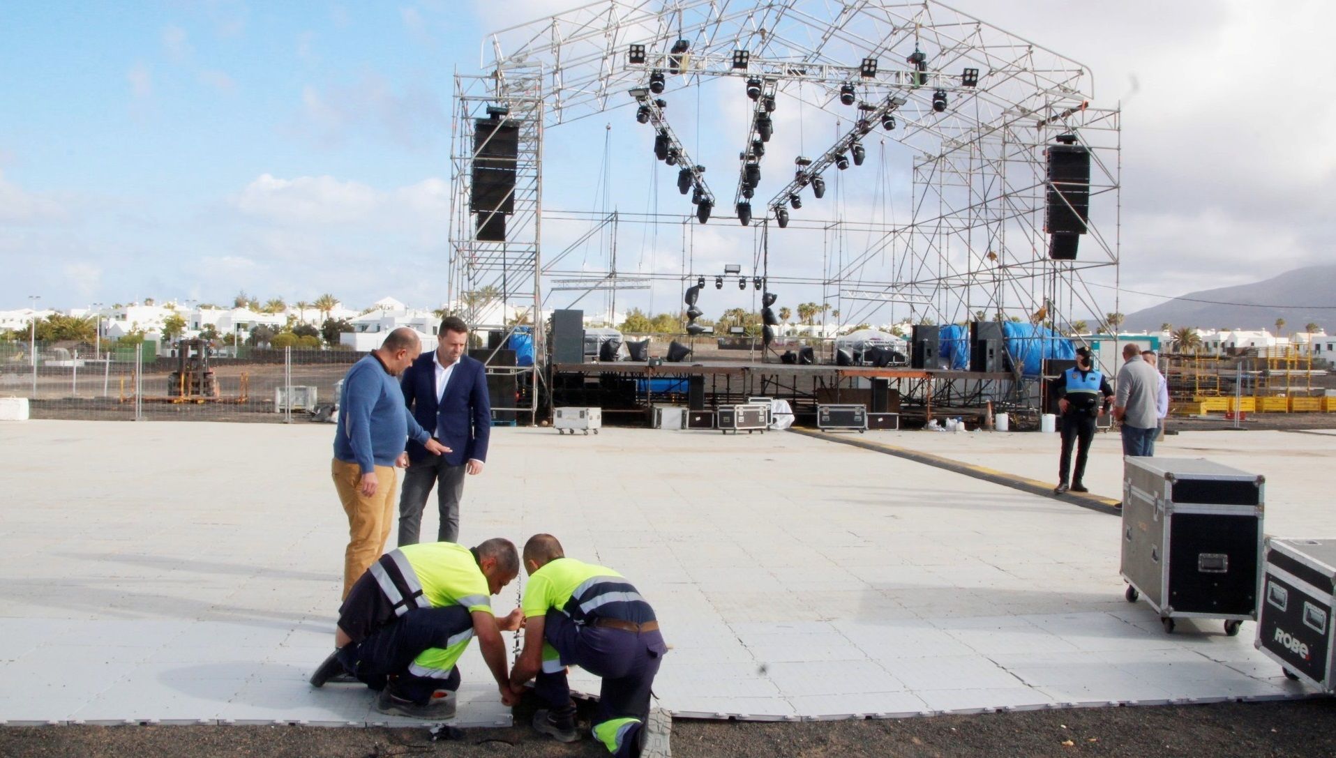 Preparativos del escenario y el recinto del Carnaval de Playa Blanca