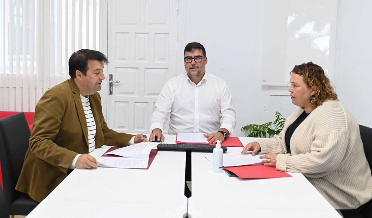 El alcalde de San Bartolomé, junto a la concejal de Hacienda y el concejal de Urbanismo