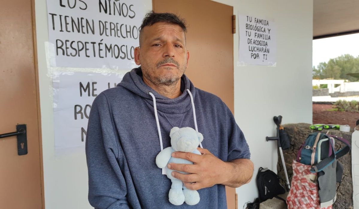 El padre biológico del niño, frente al Cabildo