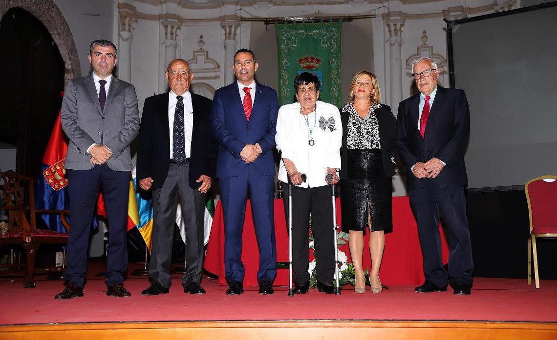 Manuel Domínguez, presidente del PP, Dimas Martín, Oswaldo Betancort, Margarona Páez, Alicia Páez y Francisco Hernández