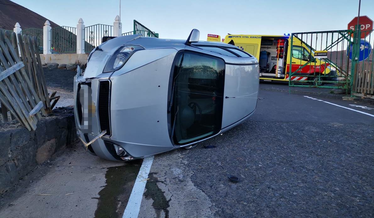 TRes heridos en el vuelco de un coche