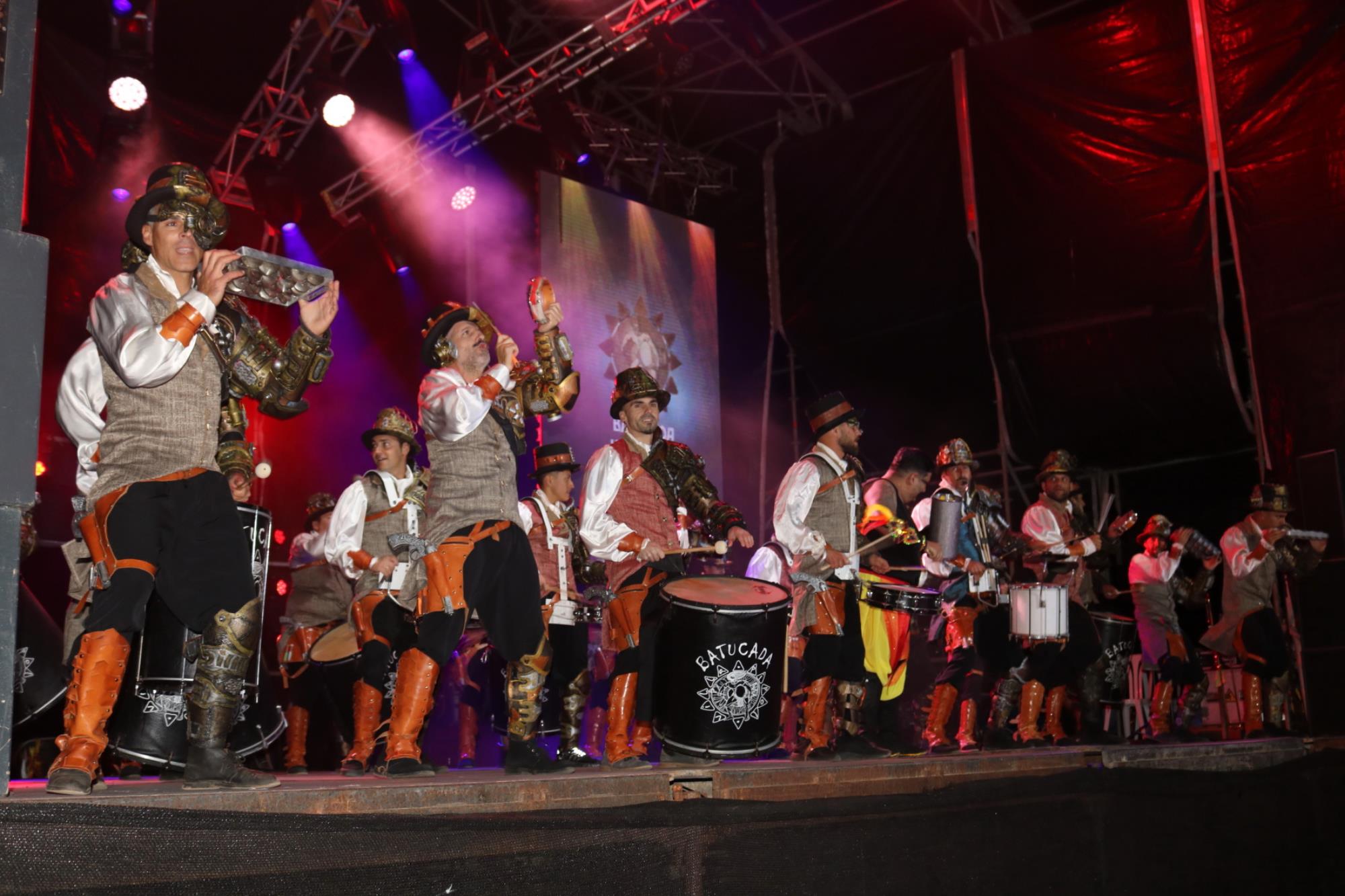 Noche de comparsas en el carnaval de Playa Blanca Noche de comparsas en el carnaval de Playa Blanca