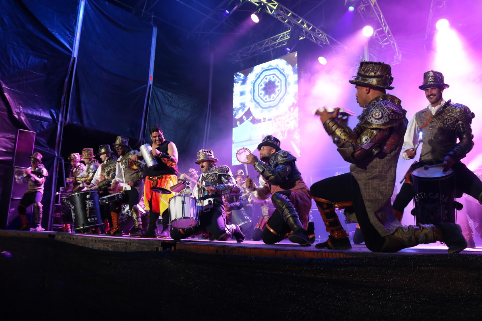Noche de comparsas en el carnaval de Playa Blanca Noche de comparsas en el carnaval de Playa Blanca