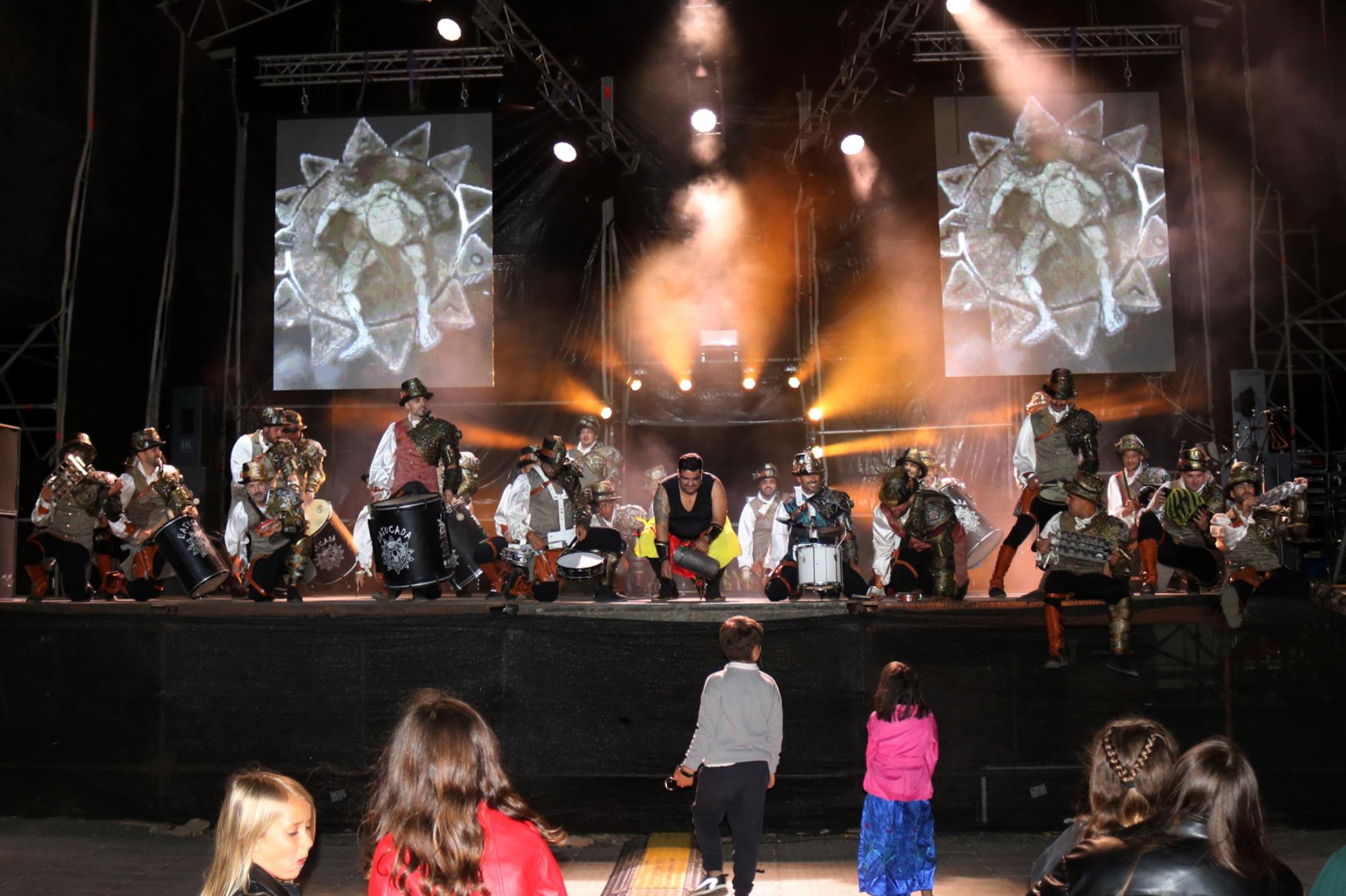 Noche de comparsas en el carnaval de Playa Blanca Noche de comparsas en el carnaval de Playa Blanca