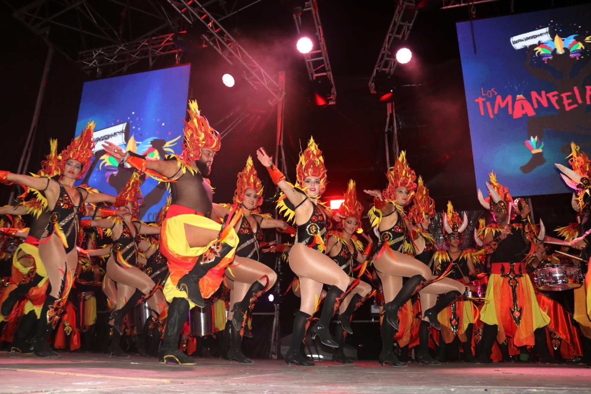 Noche de comparsas en el carnaval de Playa Blanca Noche de comparsas en el carnaval de Playa Blanca