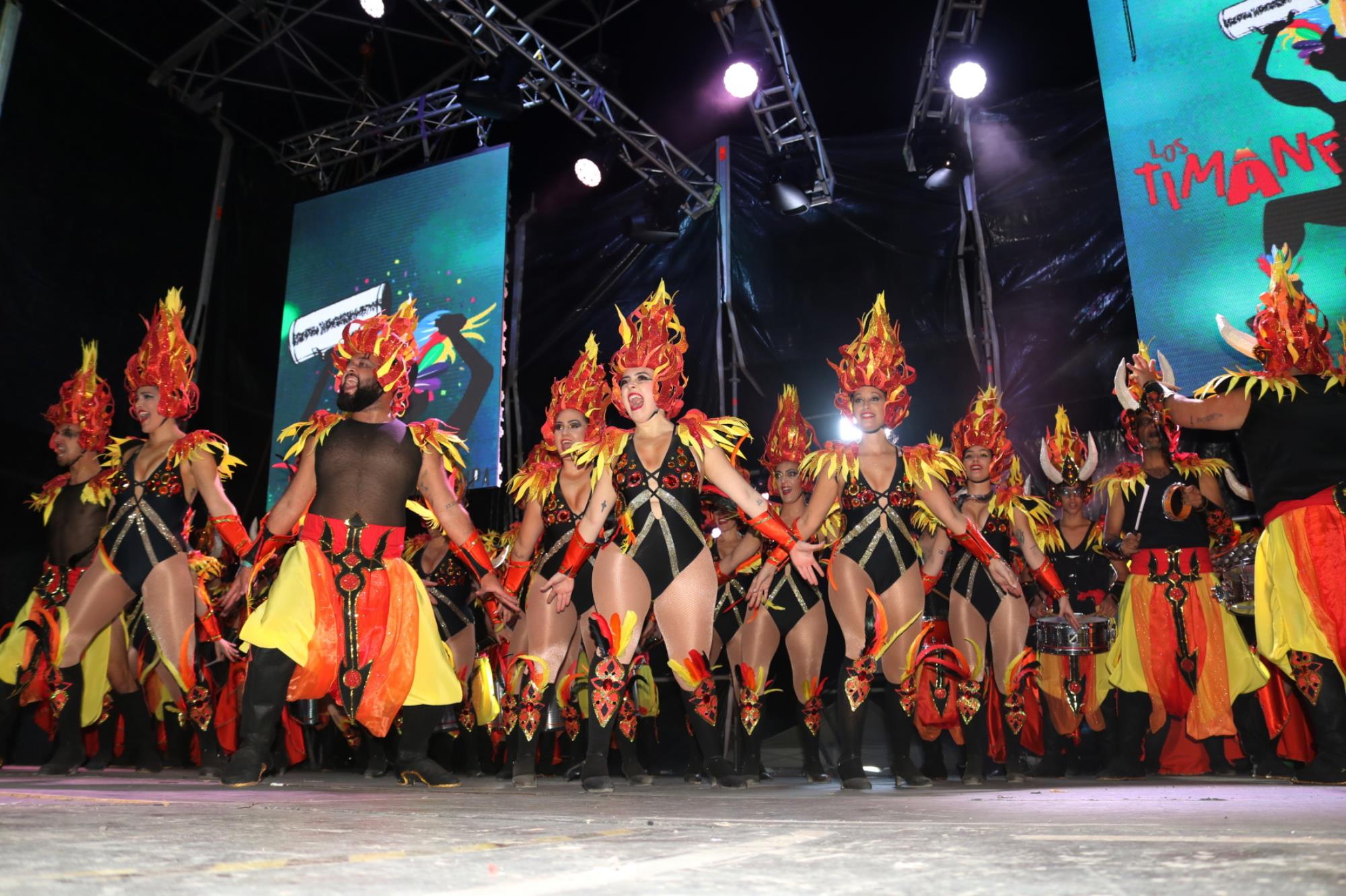Noche de comparsas en el carnaval de Playa Blanca Noche de comparsas en el carnaval de Playa Blanca