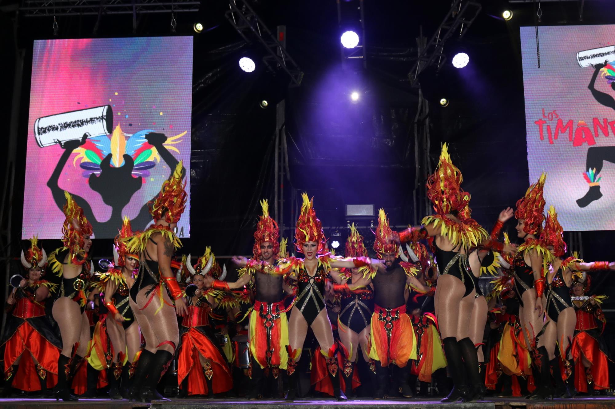 Noche de comparsas en el carnaval de Playa Blanca Noche de comparsas en el carnaval de Playa Blanca