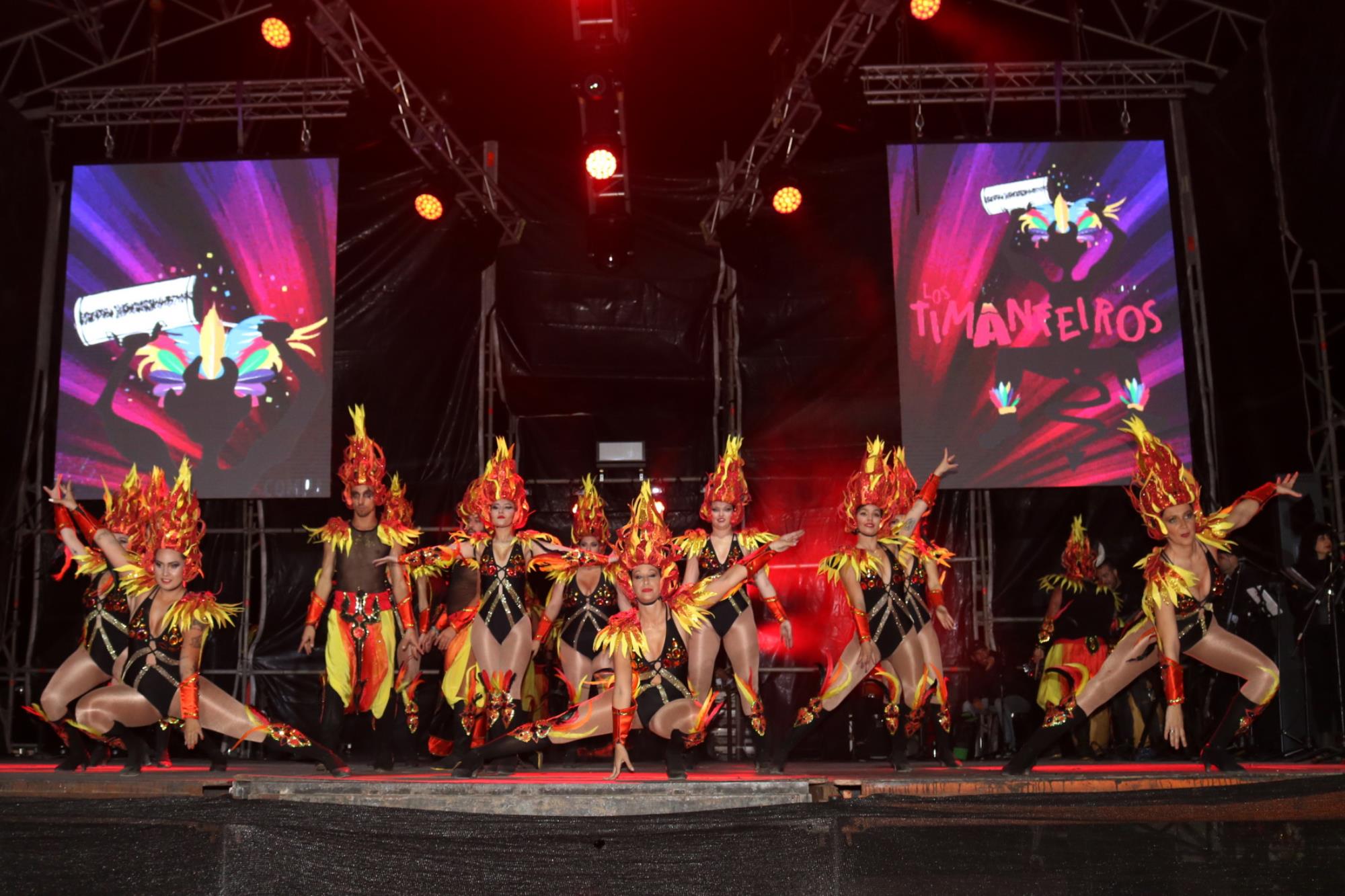 Noche de comparsas en el carnaval de Playa Blanca Noche de comparsas en el carnaval de Playa Blanca