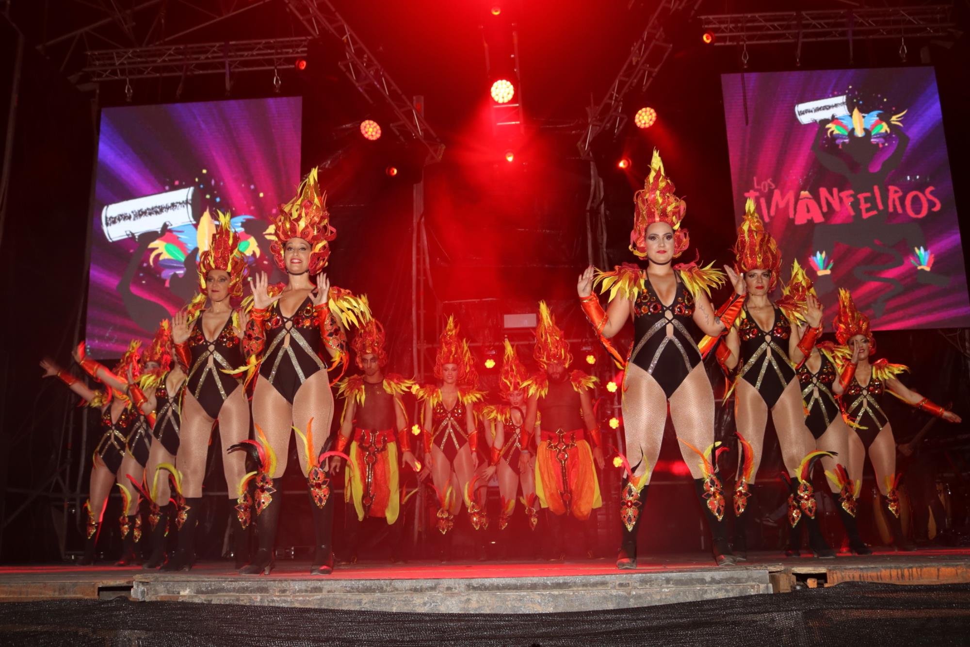 Noche de comparsas en el carnaval de Playa Blanca Noche de comparsas en el carnaval de Playa Blanca