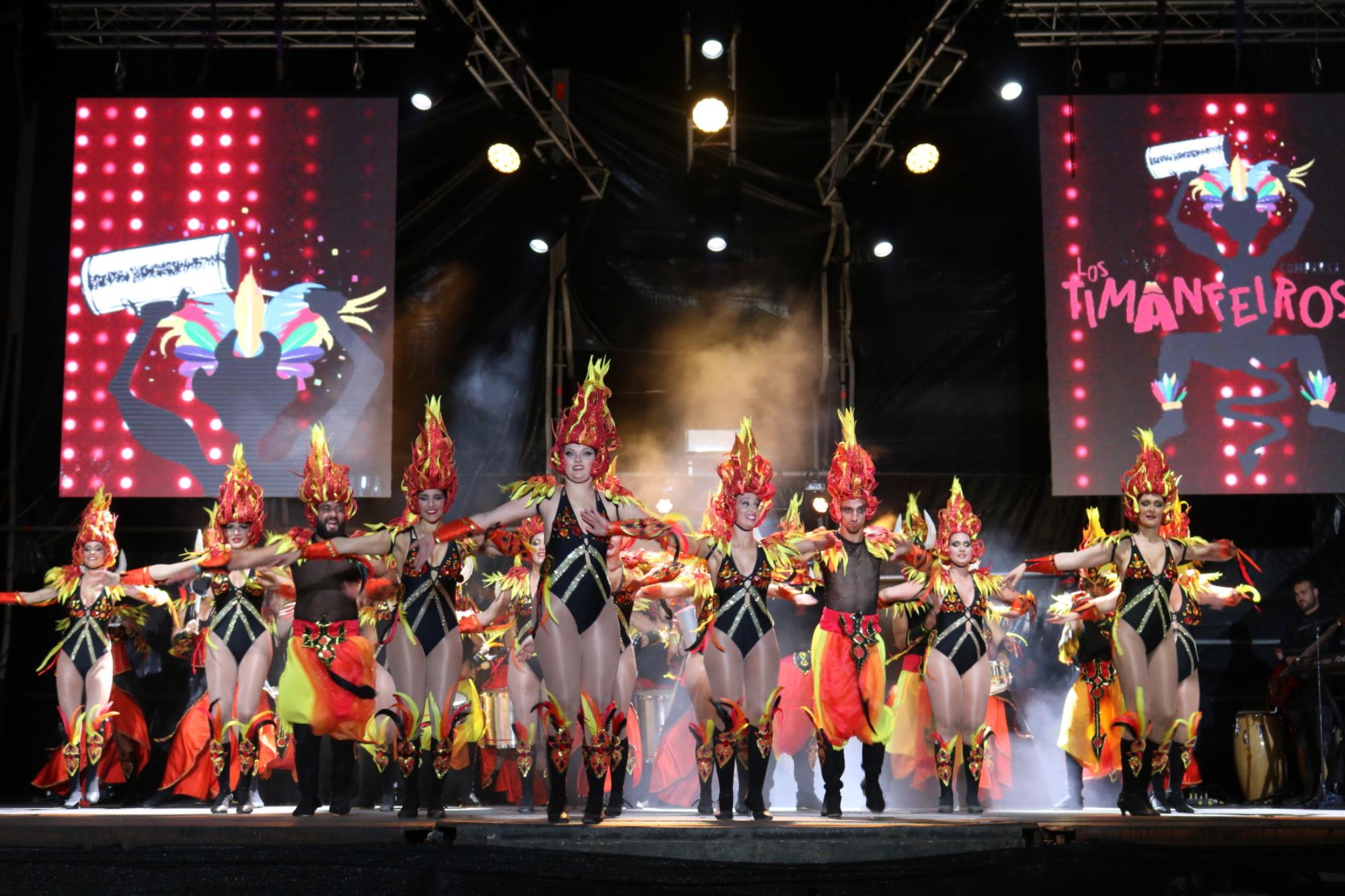 Noche de comparsas en el carnaval de Playa Blanca Noche de comparsas en el carnaval de Playa Blanca