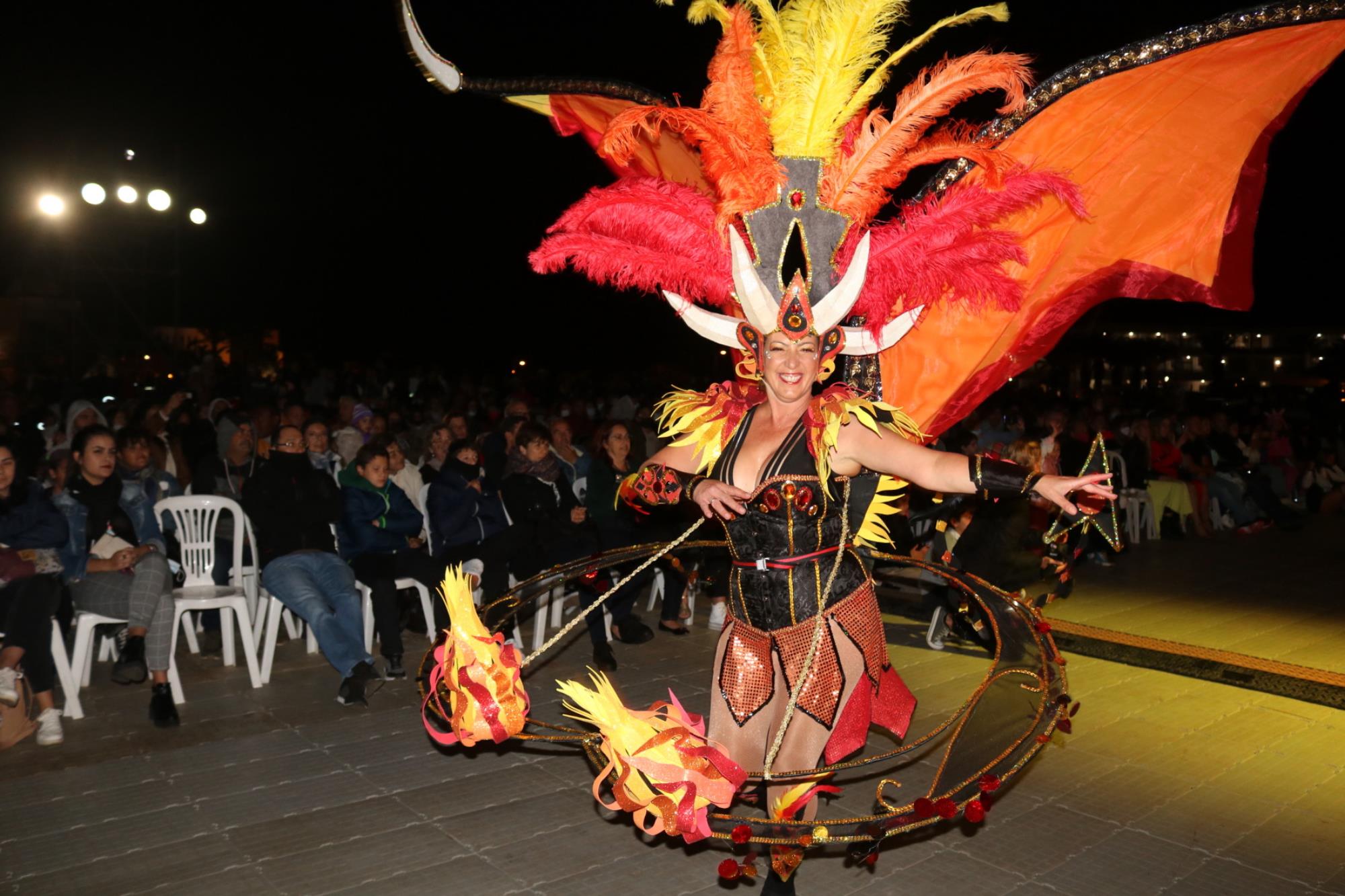 Noche de comparsas en el carnaval de Playa Blanca Noche de comparsas en el carnaval de Playa Blanca
