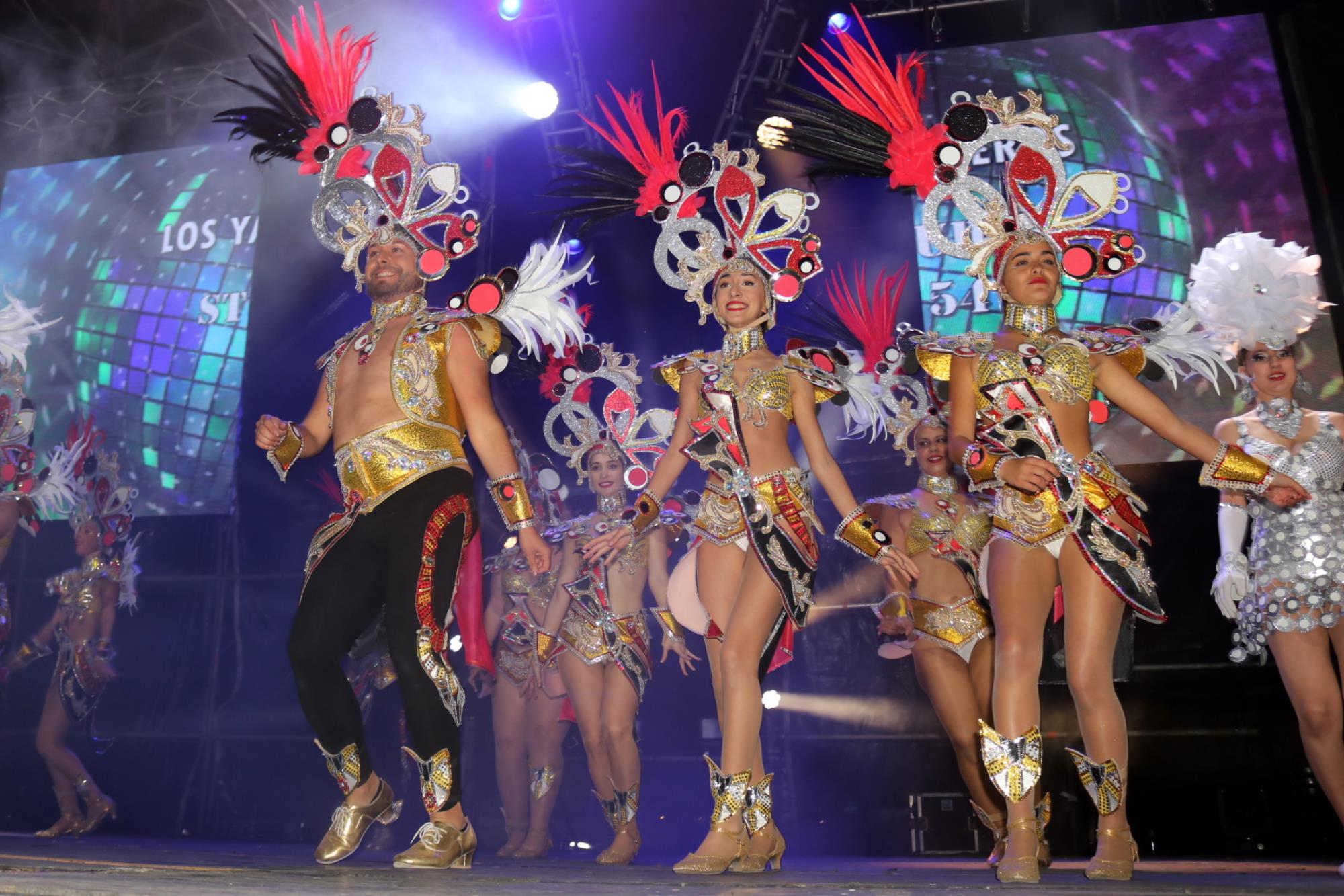 Noche de comparsas en el carnaval de Playa Blanca Noche de comparsas en el carnaval de Playa Blanca