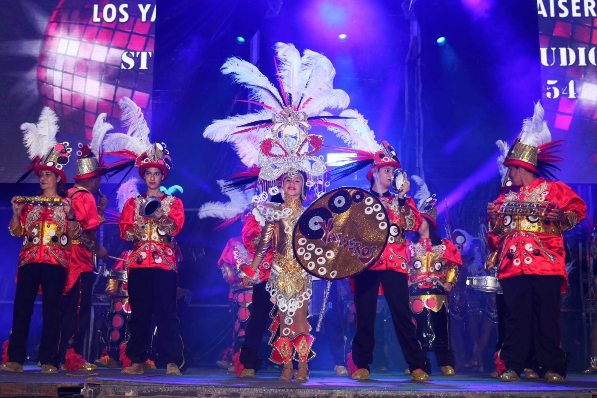 Noche de comparsas en el carnaval de Playa Blanca Noche de comparsas en el carnaval de Playa Blanca