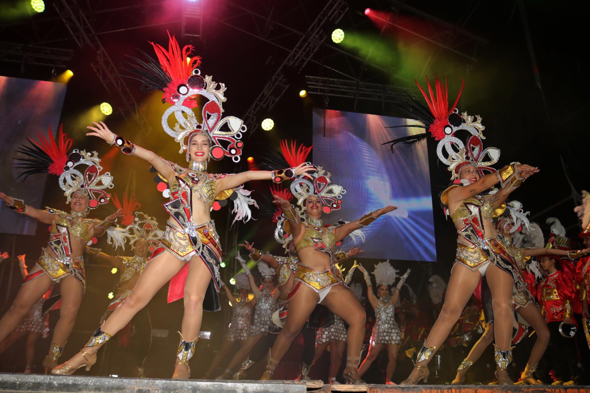 Noche de comparsas en el carnaval de Playa Blanca Noche de comparsas en el carnaval de Playa Blanca