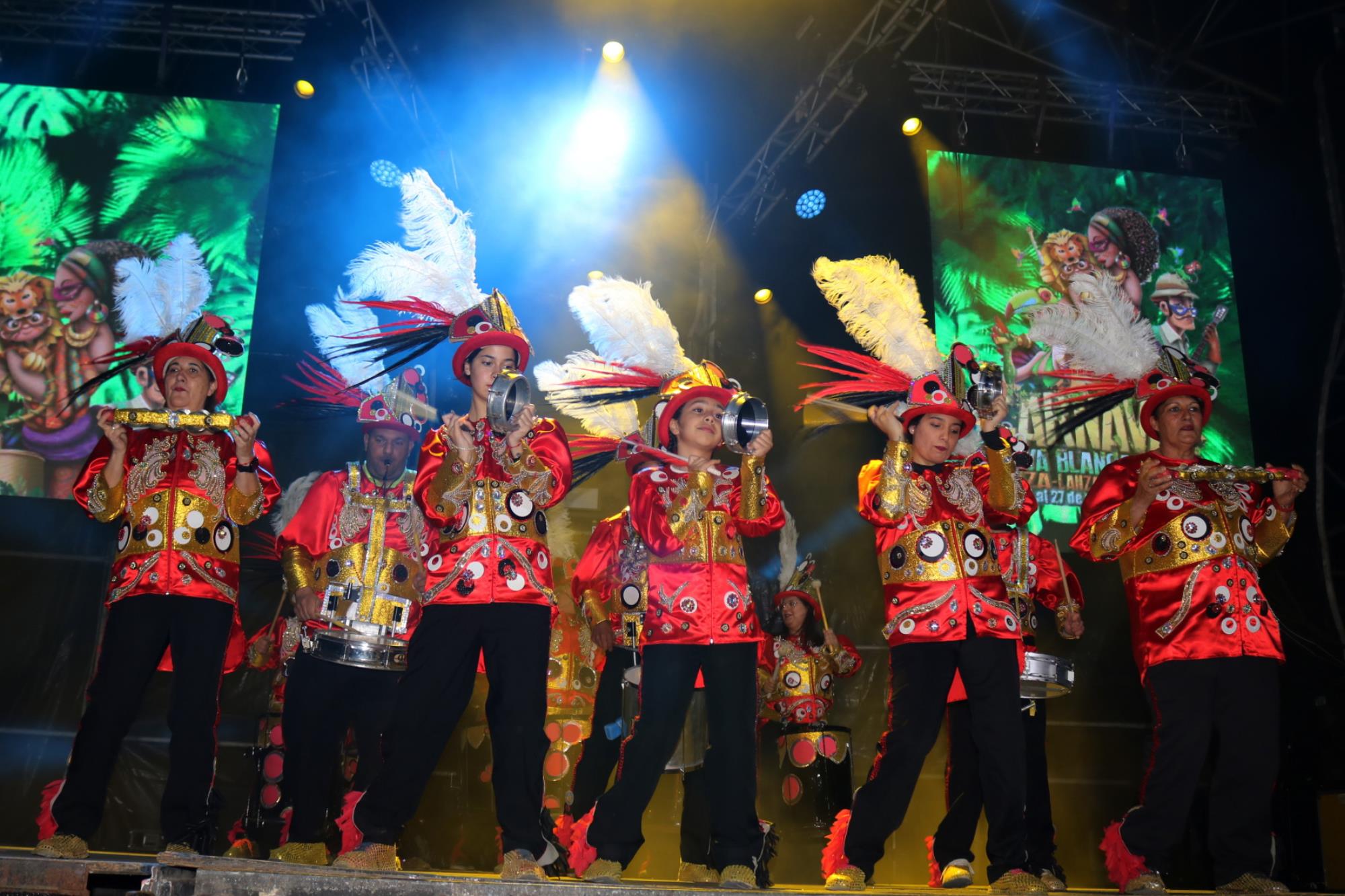 Noche de comparsas en el carnaval de Playa Blanca Noche de comparsas en el carnaval de Playa Blanca