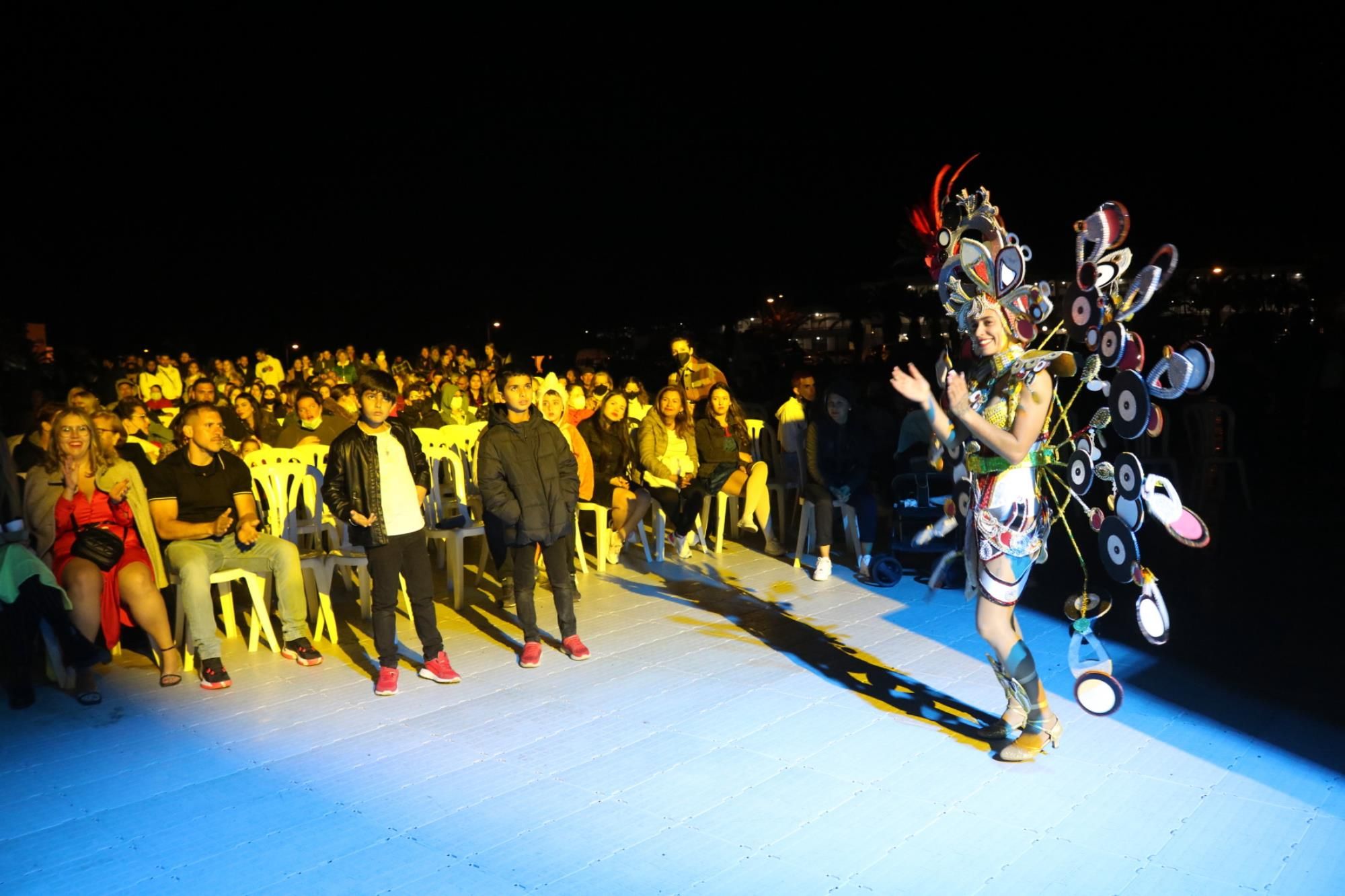 Noche de comparsas en el carnaval de Playa Blanca Noche de comparsas en el carnaval de Playa Blanca