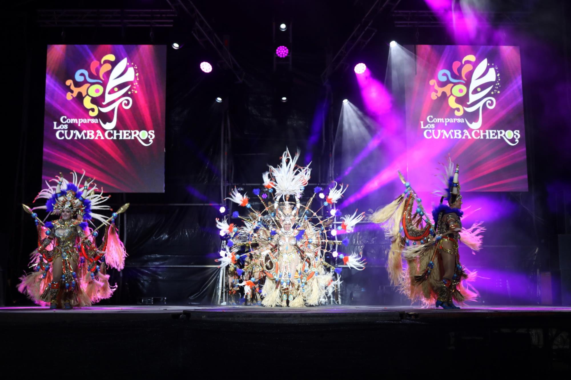 Noche de comparsas en el carnaval de Playa Blanca Noche de comparsas en el carnaval de Playa Blanca
