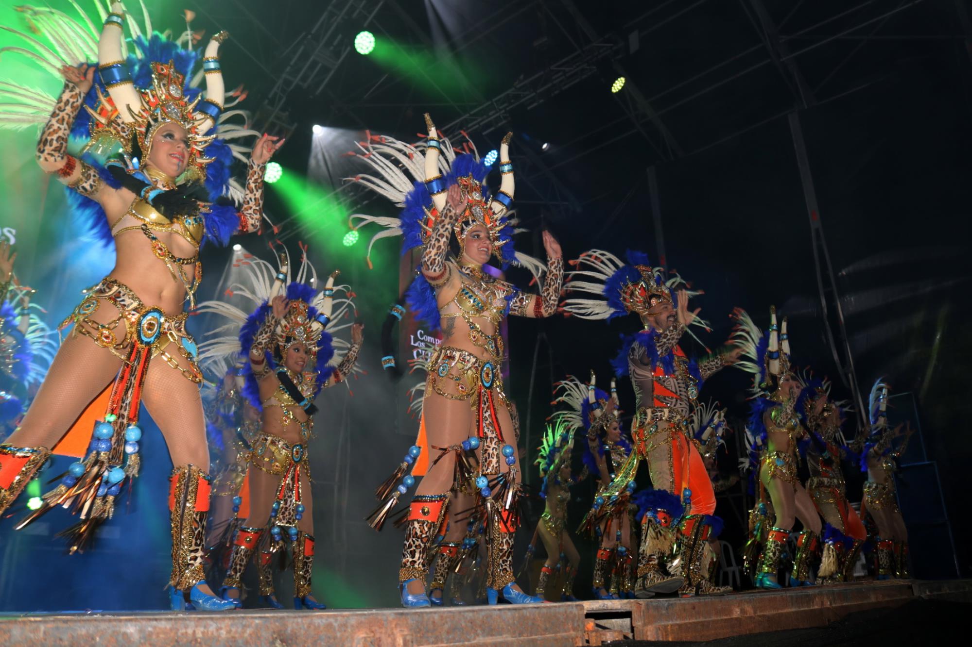 Noche de comparsas en el carnaval de Playa Blanca Noche de comparsas en el carnaval de Playa Blanca