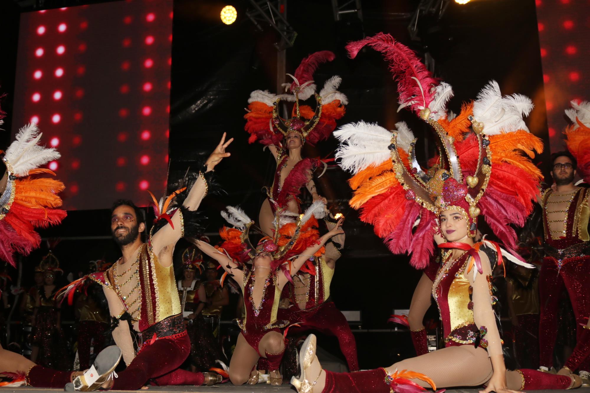 Noche de comparsas en el carnaval de Playa Blanca Noche de comparsas en el carnaval de Playa Blanca
