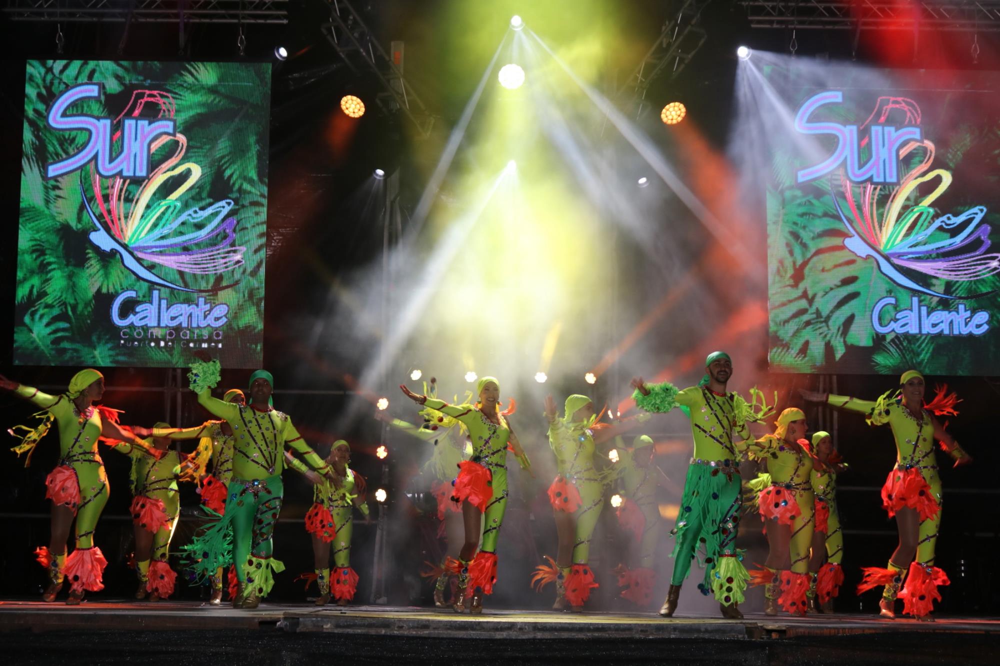 Noche de comparsas en el carnaval de Playa Blanca Noche de comparsas en el carnaval de Playa Blanca