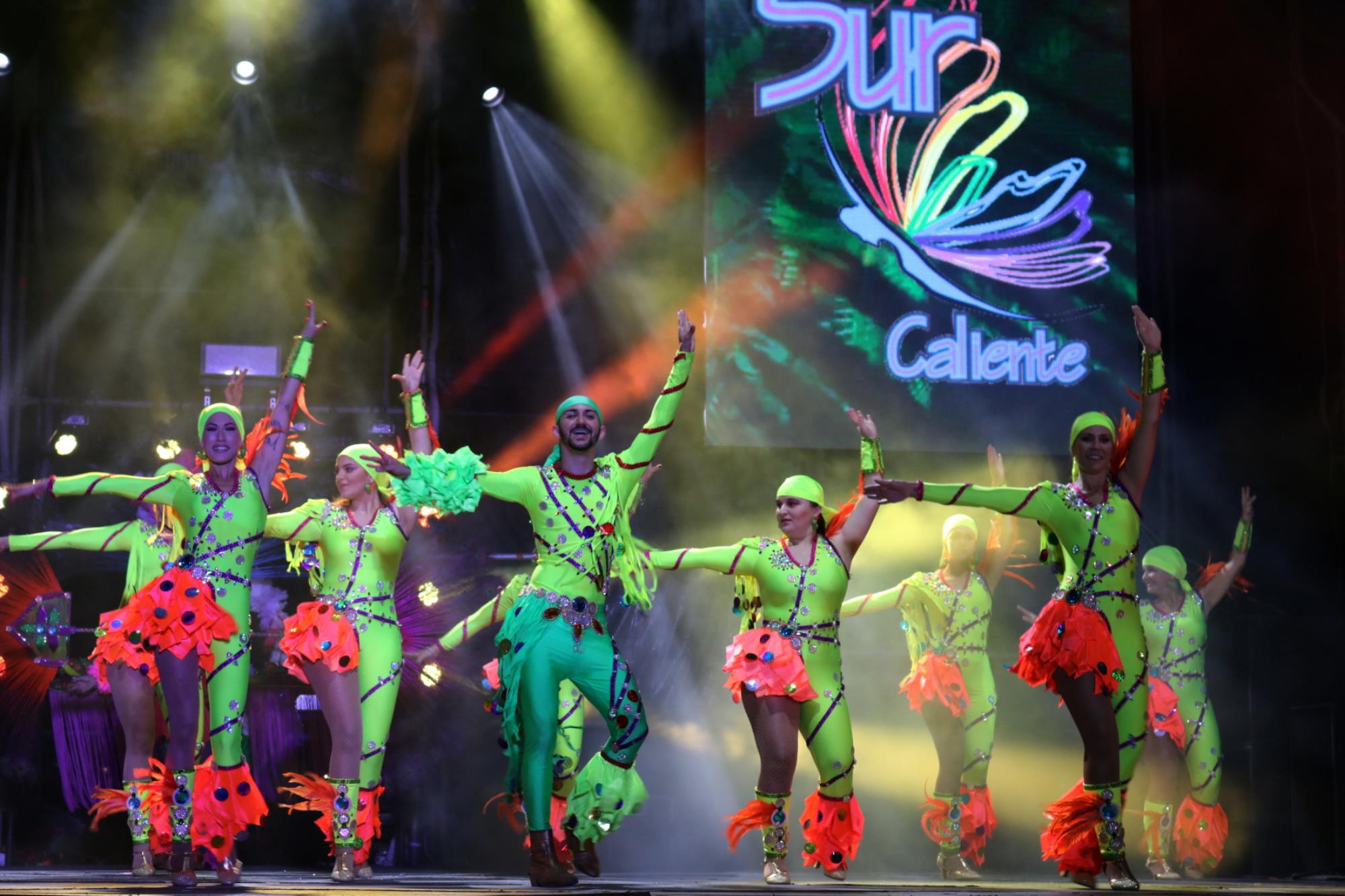 Noche de comparsas en el carnaval de Playa Blanca Noche de comparsas en el carnaval de Playa Blanca